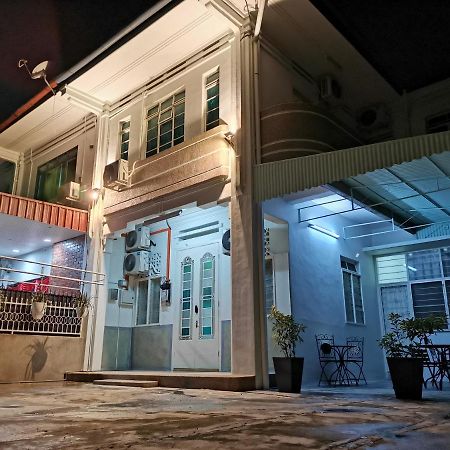 G Fortune Guest House Victoria Green George Town Extérieur photo