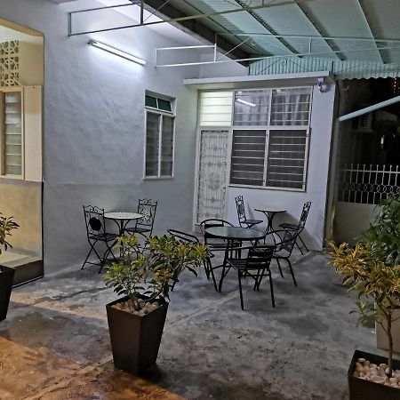 G Fortune Guest House Victoria Green George Town Extérieur photo