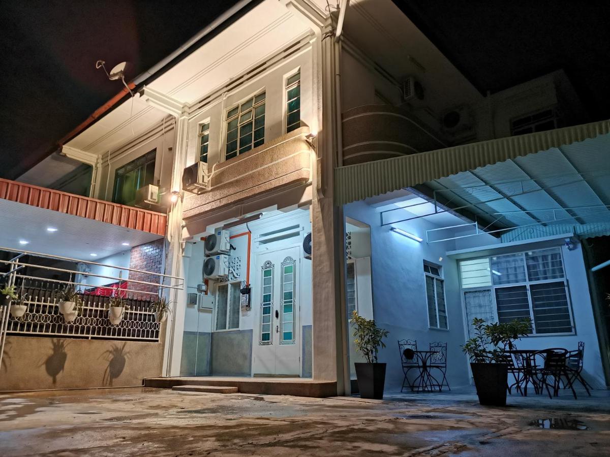 G Fortune Guest House Victoria Green George Town Extérieur photo