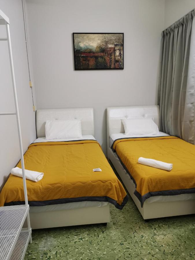 G Fortune Guest House Victoria Green George Town Extérieur photo